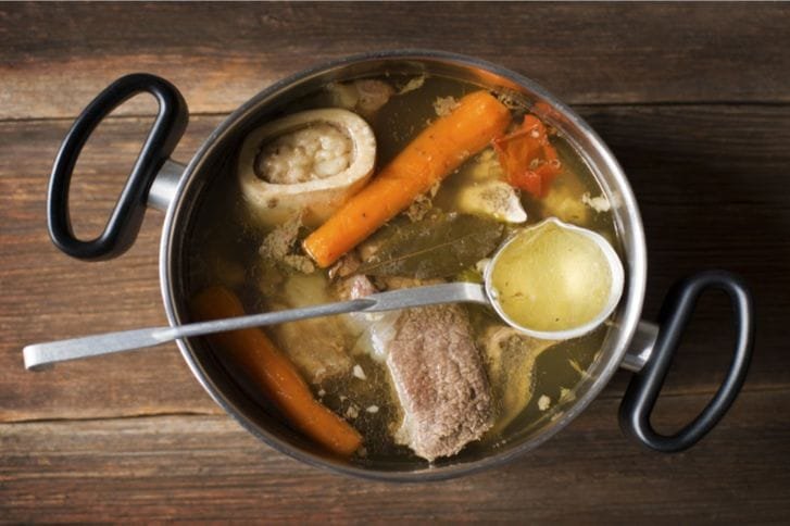طريقة طبخ عظام البقر للحصول على شوربة غنية بالعناصر الغذائية 2 طريقة طبخ عظام البقر