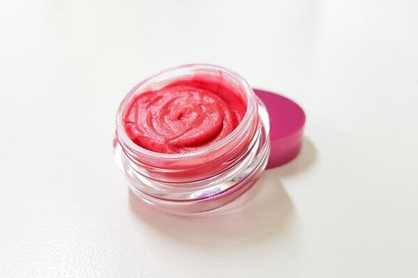 طرق طبيعية لتقشير الشفاه والحفاظ على نعومتها 2 تقشير الشفاه